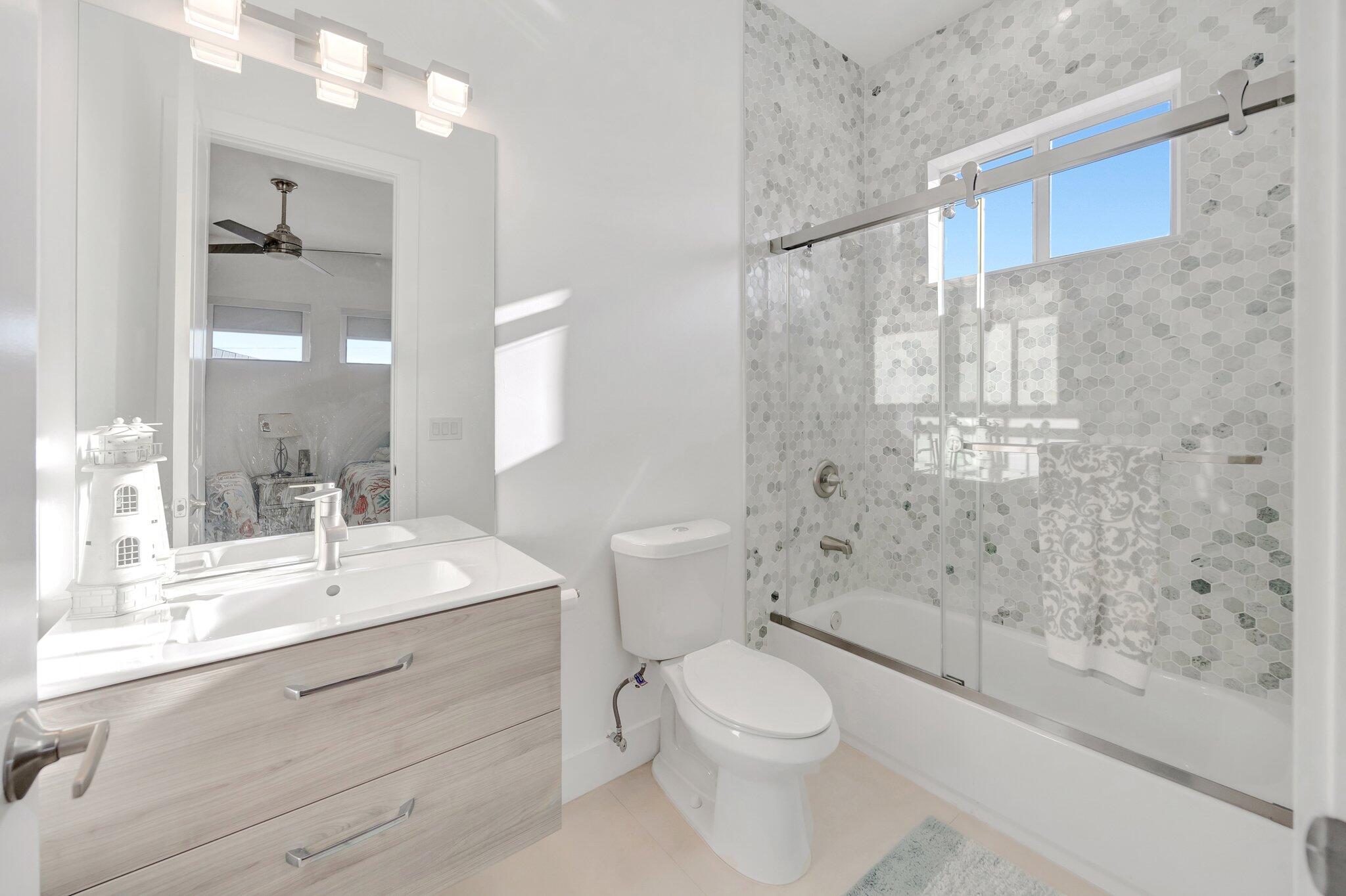 118 Pelican Road Tavernier, FL 33070 - Photo 41 of 72 Upstairs Bedroom 4 Bath (View 2)