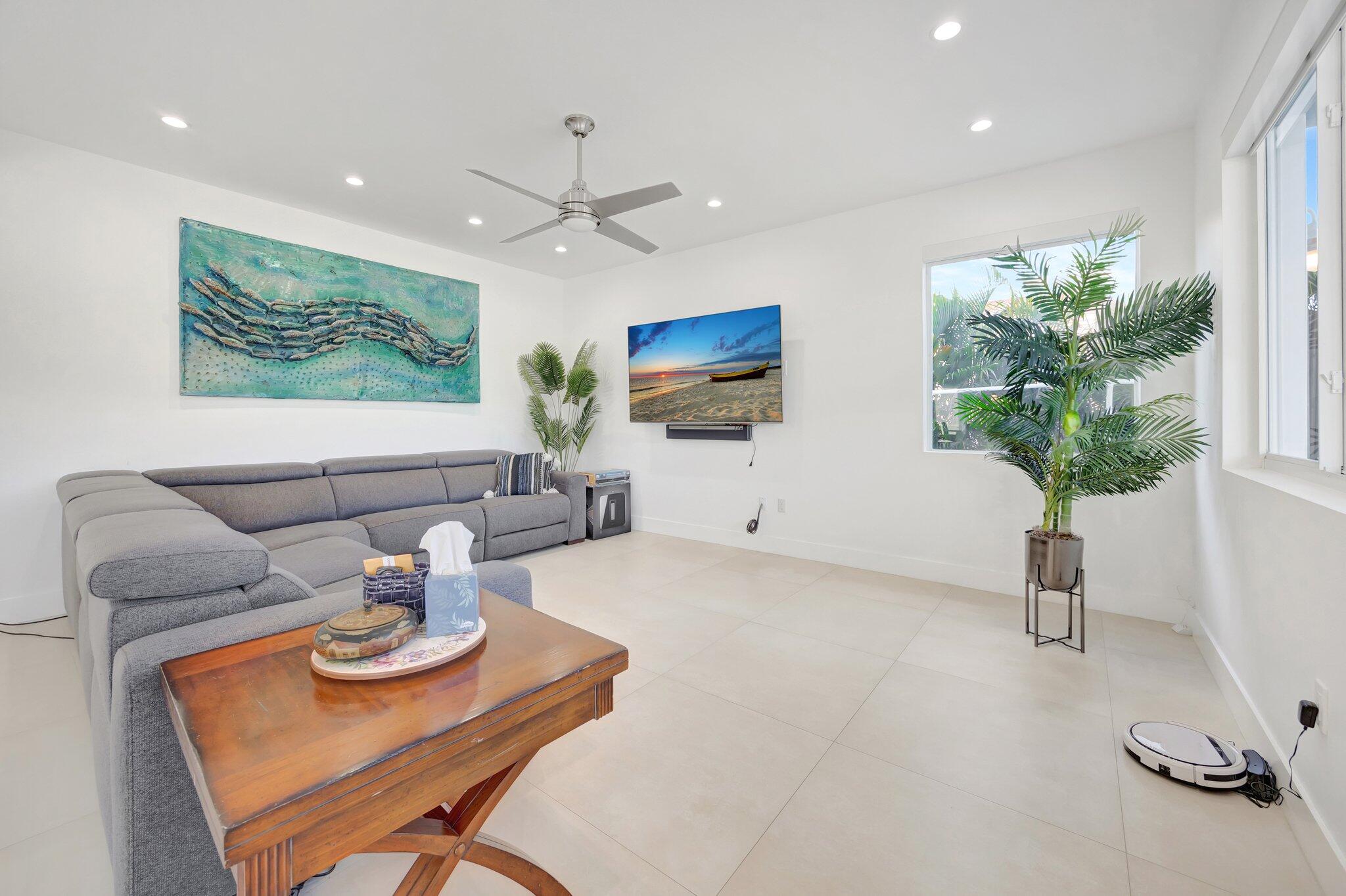 118 Pelican Road Tavernier, FL 33070 - Photo 8 of 72 Family Room Area