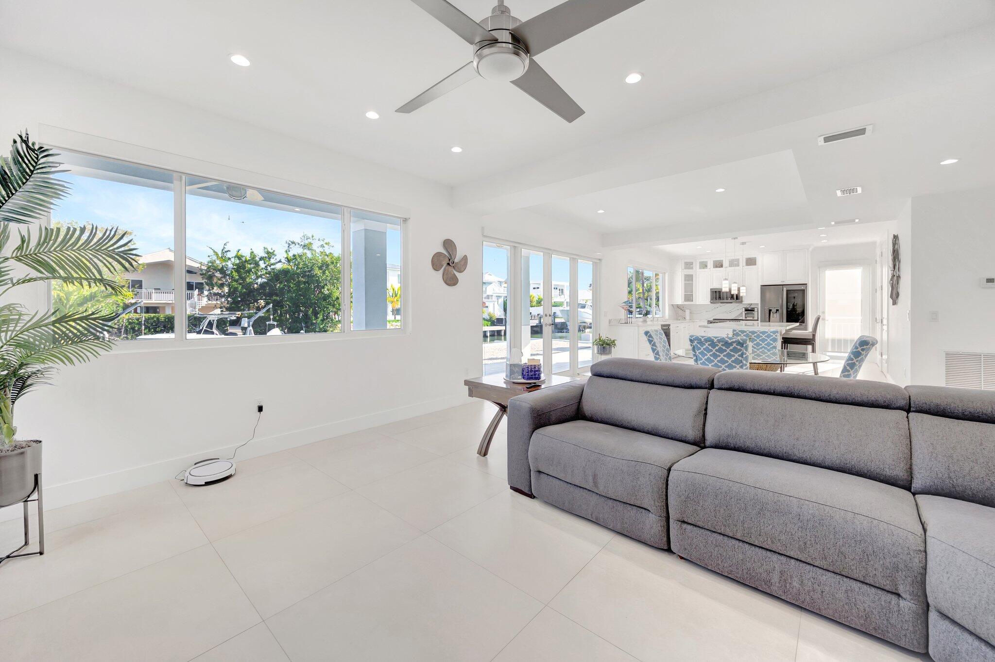 118 Pelican Road Tavernier, FL 33070 - Photo 10 of 72 View from Family Room into Kitchen