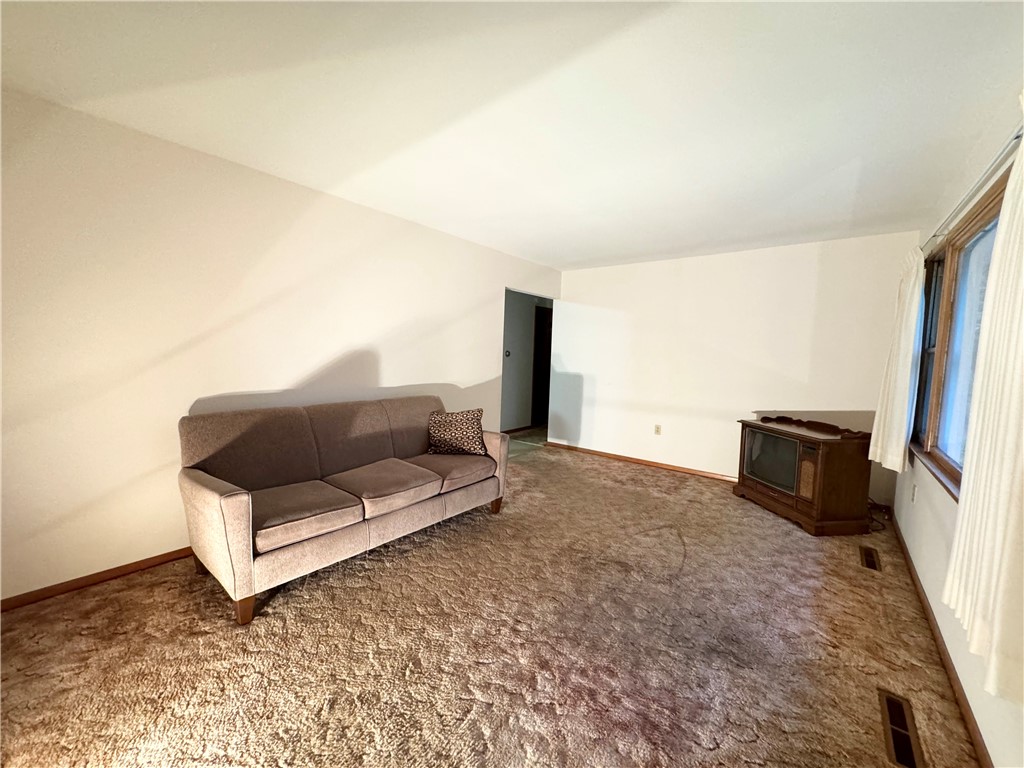 17 Meadowbrook Drive Auburn, NY 13021 - Photo 4 of 18 Living room