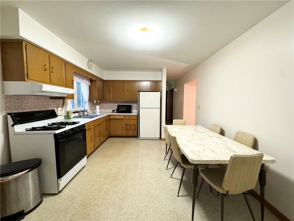 17 Meadowbrook Drive Auburn, NY 13021 - Photo 7 of 18 Kitchen