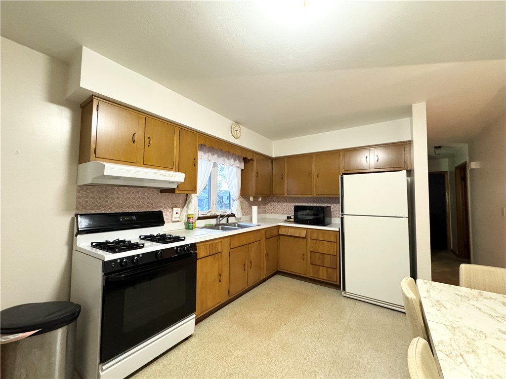 17 Meadowbrook Drive Auburn, NY 13021 - Photo 8 of 18 Kitchen