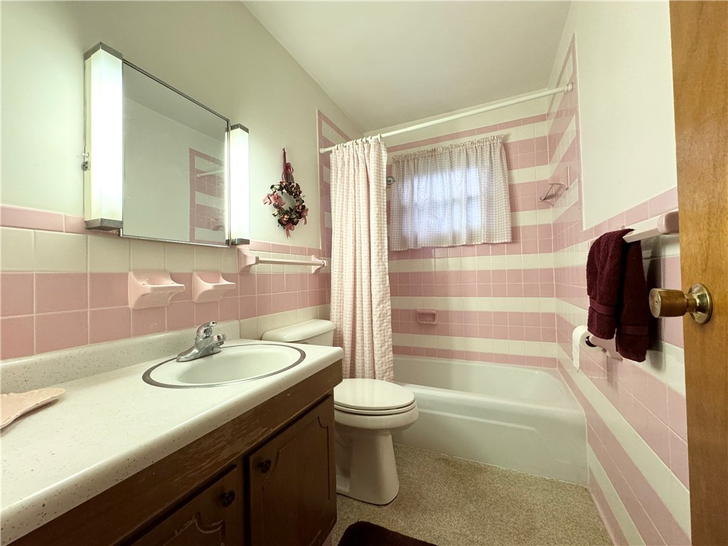 17 Meadowbrook Drive Auburn, NY 13021 - Photo 10 of 18 1st flooor full bath