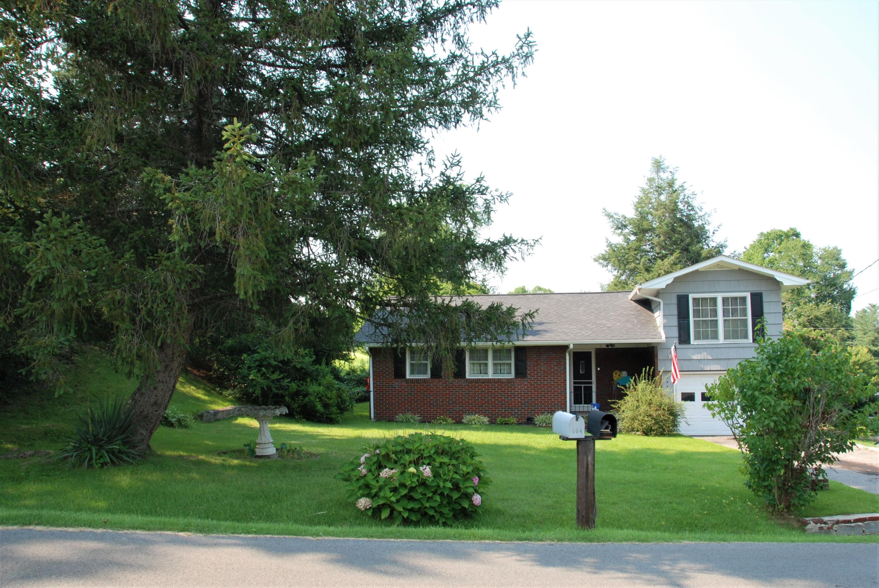 604 Balmoral Road Middlesboro, KY 40965 - Photo 2 of 17 1