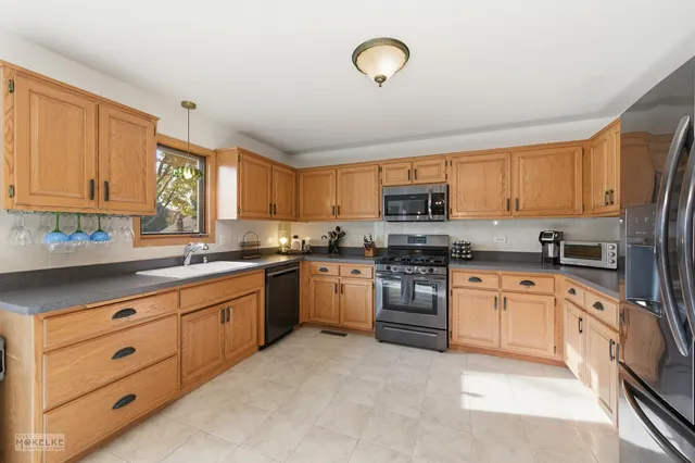 $425,000 | 814 Edgewater Drive, Minooka, IL 60447