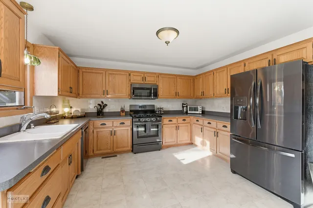 $425,000 | 814 Edgewater Drive, Minooka, IL 60447