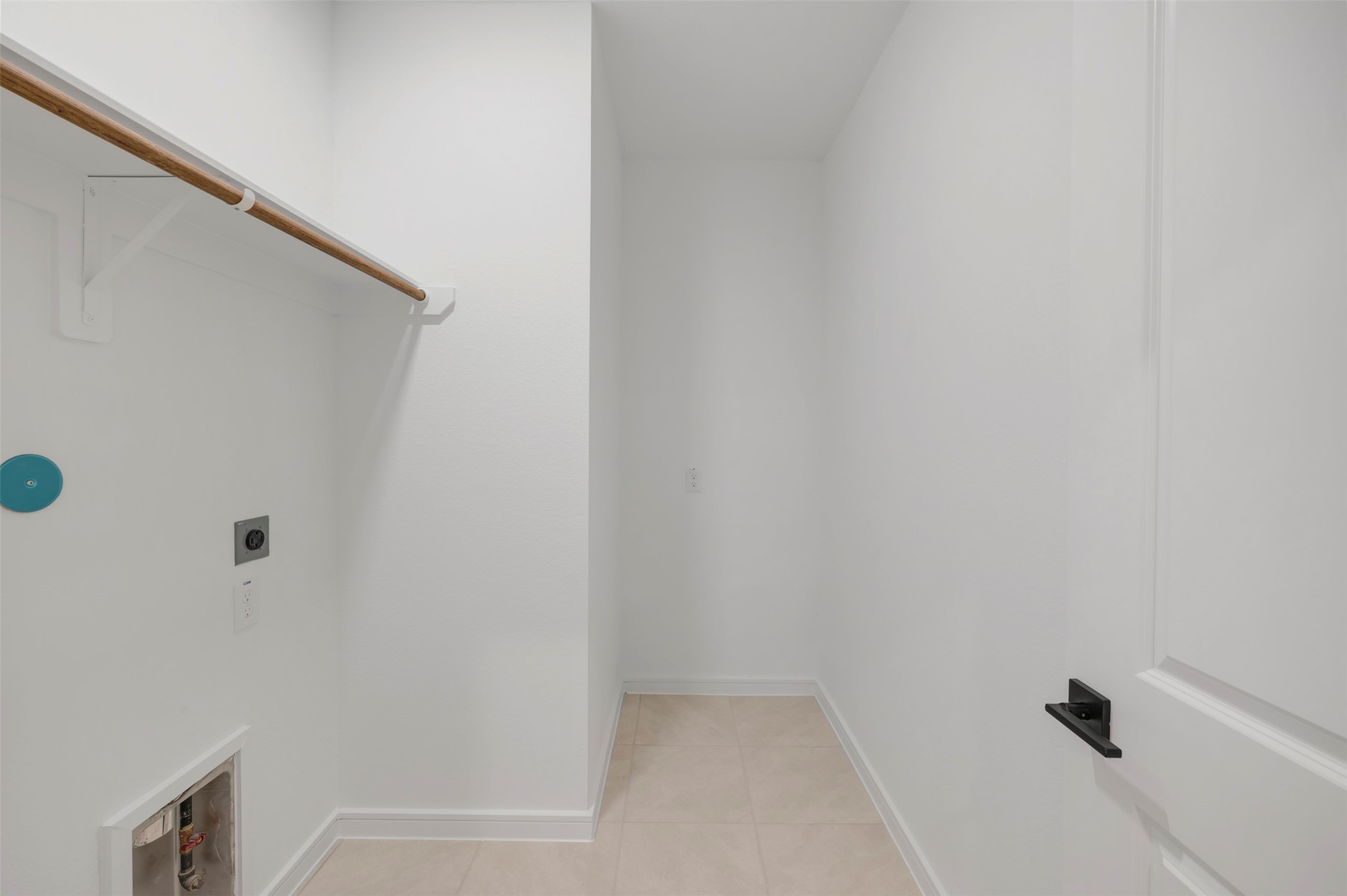 7918 Jasper Mdws Way Angleton, TX 77515 - Photo 18 of 31 Laundry room