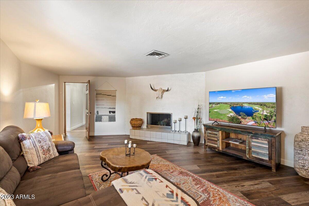 5733 East Camelback Road Phoenix, AZ 85018 - Photo 19 of 45 Living Area