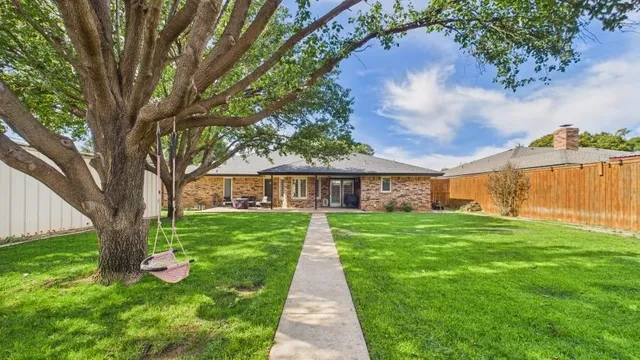 a view of a house with backyard and garden