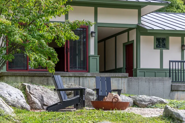 a view of house with garden and trees