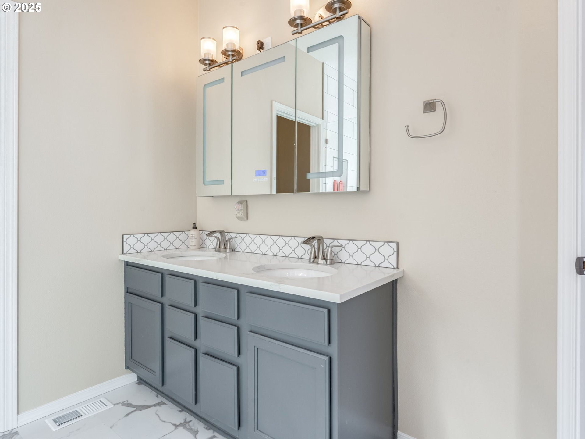 5641 Southeast Chase Loop Gresham, OR 97080 - Photo 16 of 39 a bathroom with a granite countertop sink and a mirror