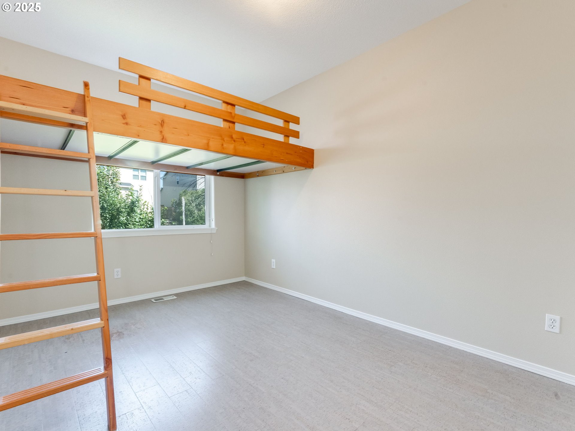 5641 Southeast Chase Loop Gresham, OR 97080 - Photo 33 of 39 an empty room with a window
