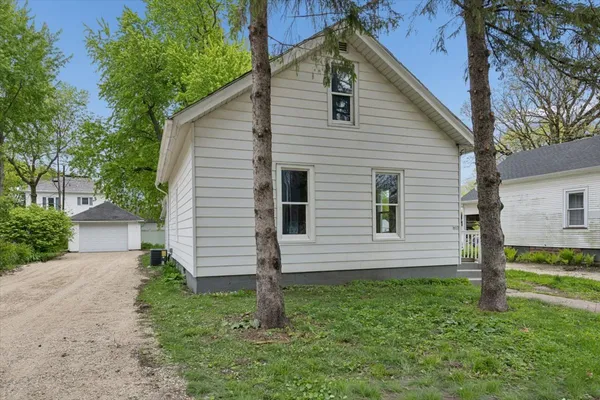 $209,900 | 405 South Grant Street, Earlville, IL 60518