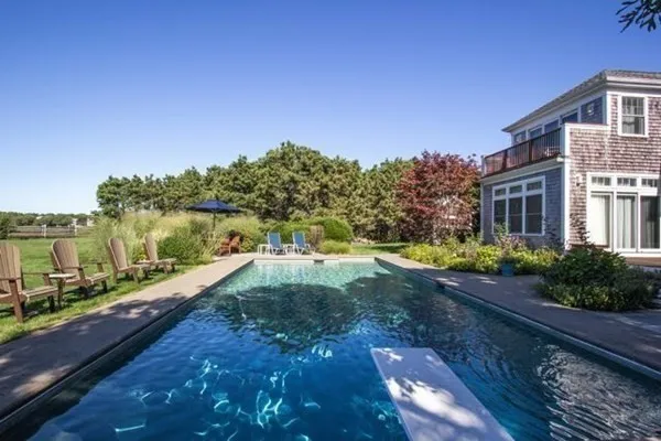 a view of a pathway with a yard