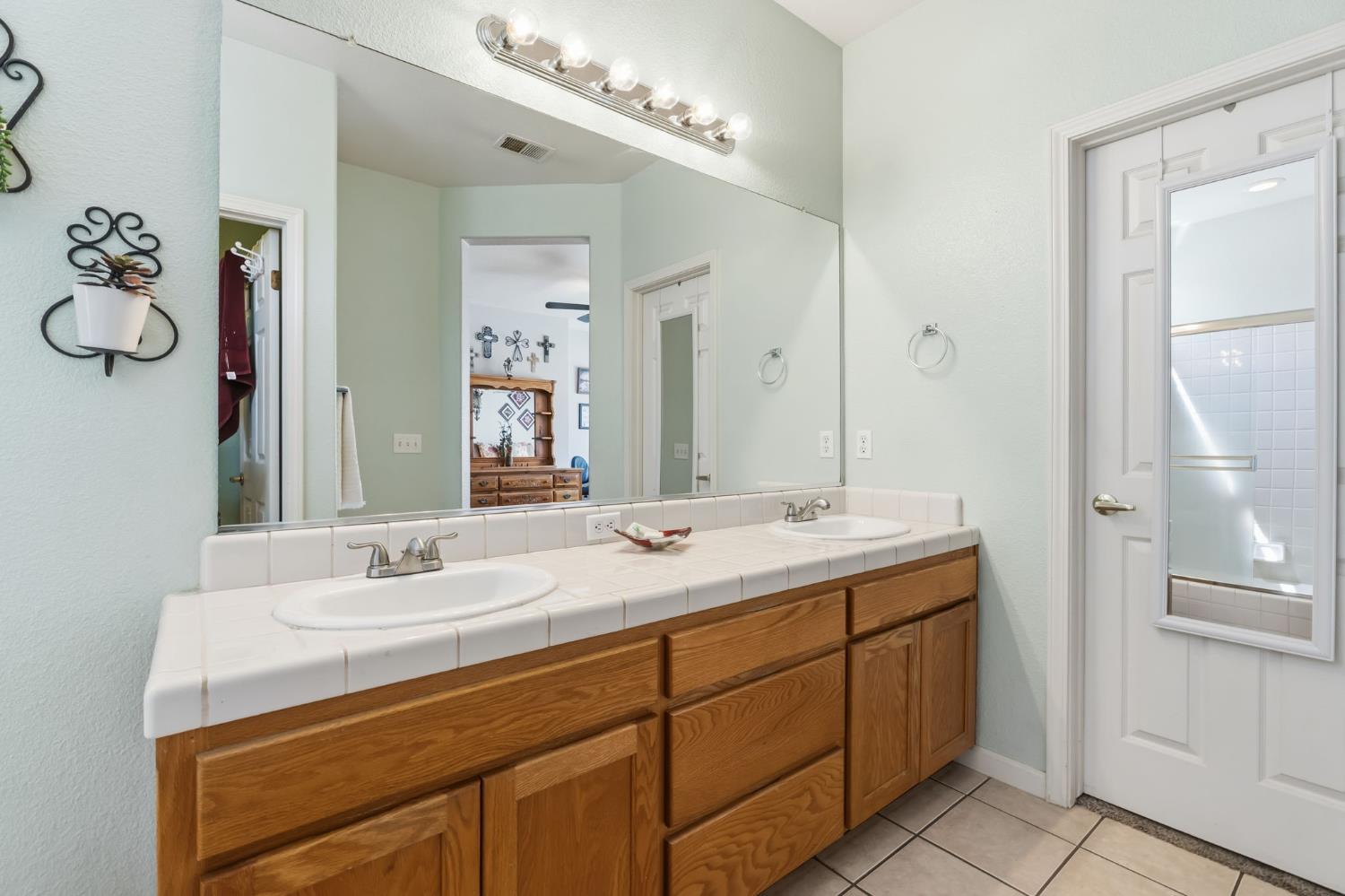 1757 Homestead Way Lemoore, CA 93245 - Photo 15 of 35 a bathroom with a sink and a mirror