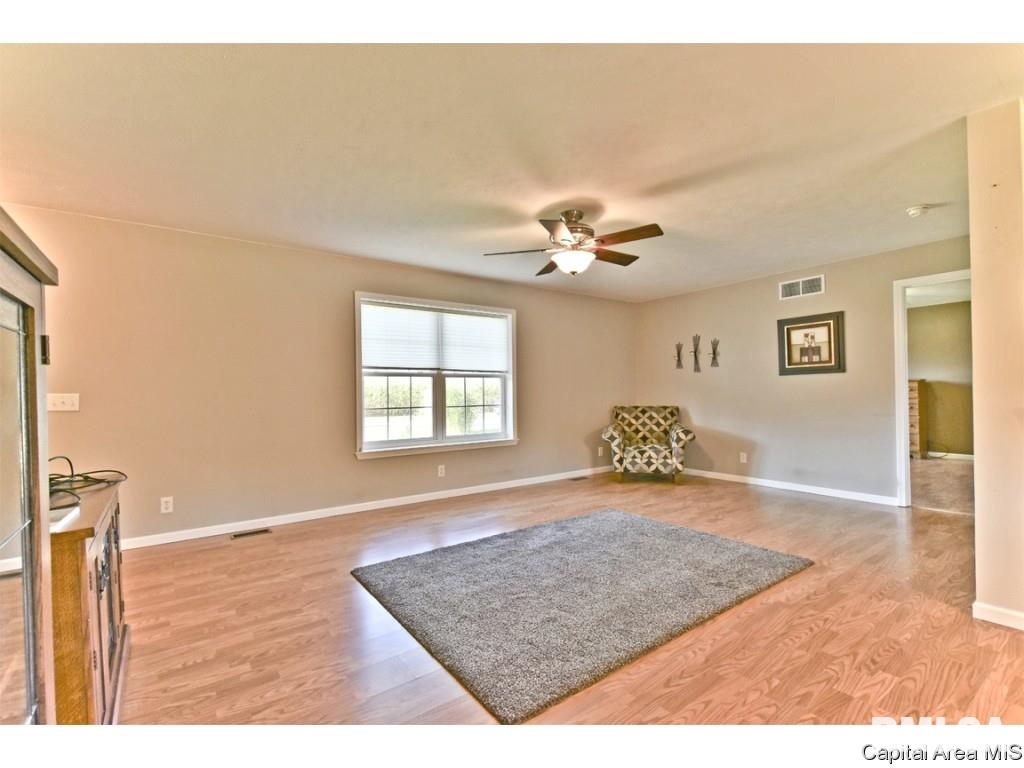 30982 Walk Road Girard, IL 62640 - Photo 4 of 34