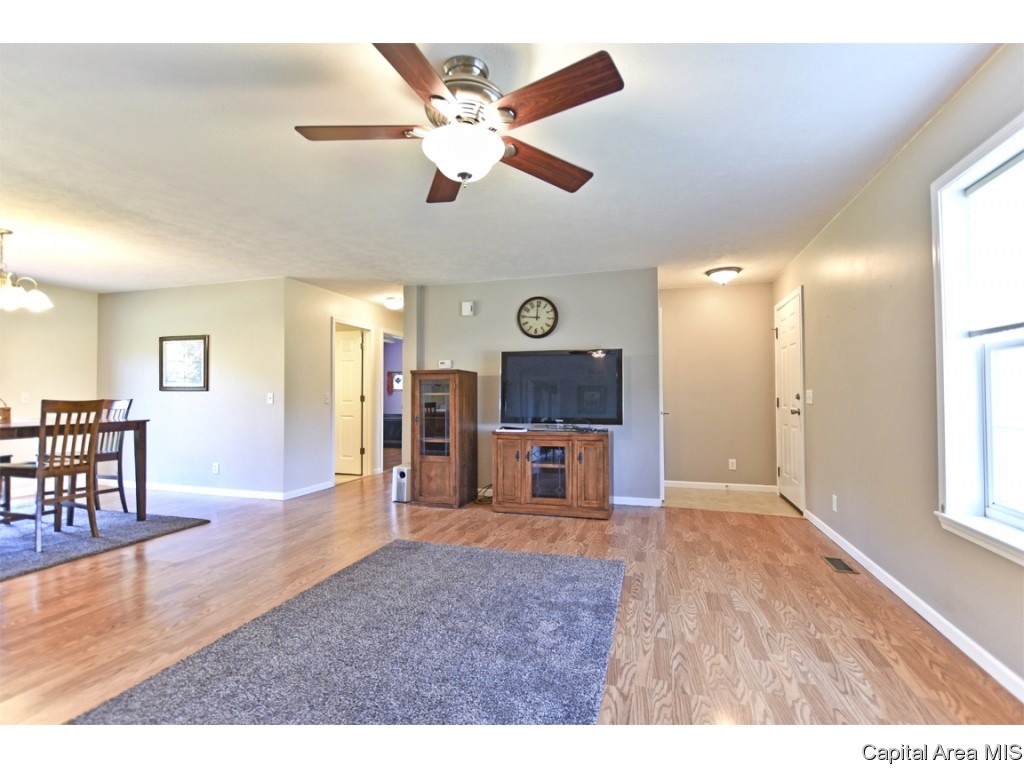 30982 Walk Road Girard, IL 62640 - Photo 6 of 34