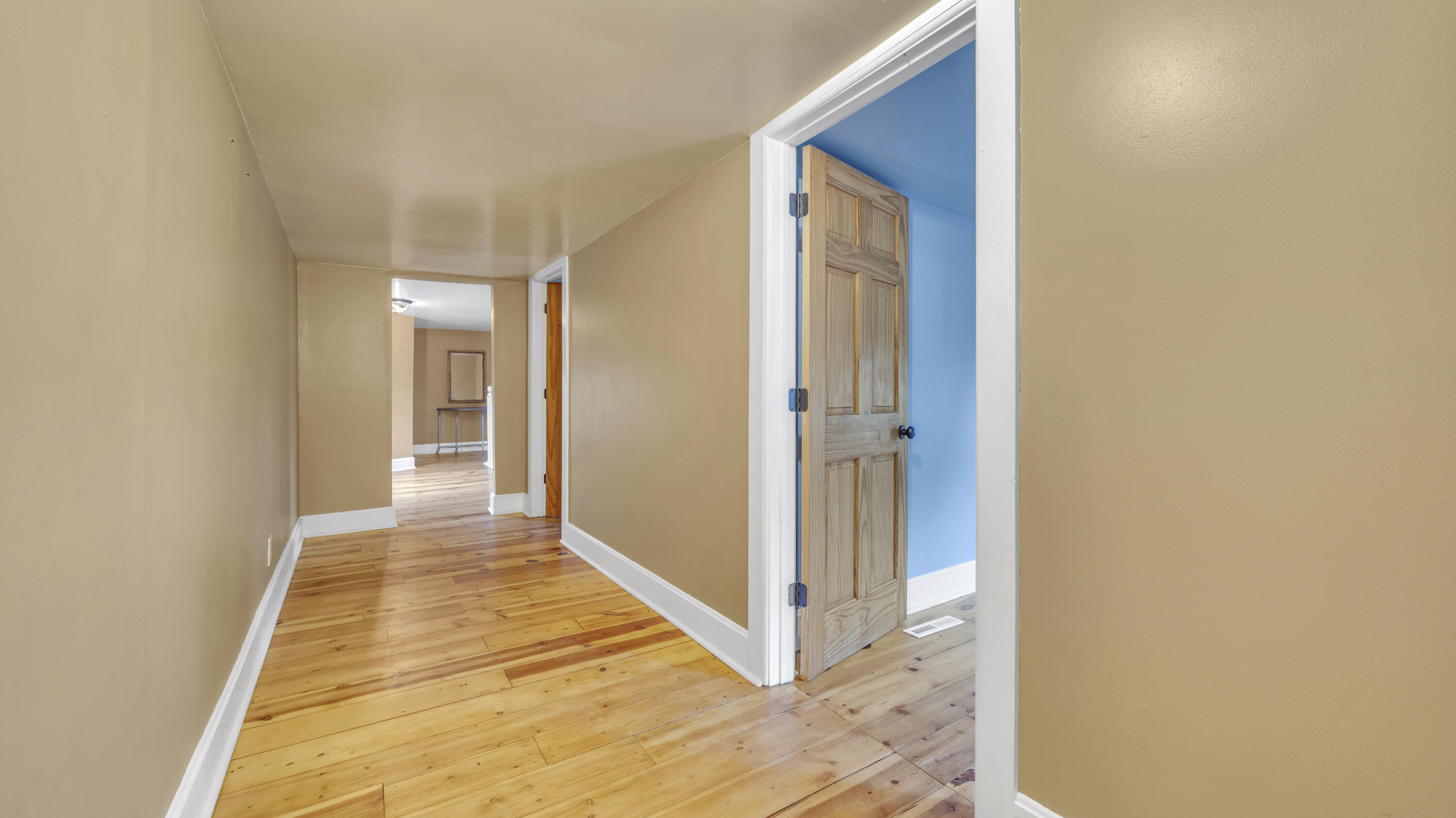 W4568 County Rd F Lyndon, WI 53093 - Photo 26 of 32 Hallway Upper
