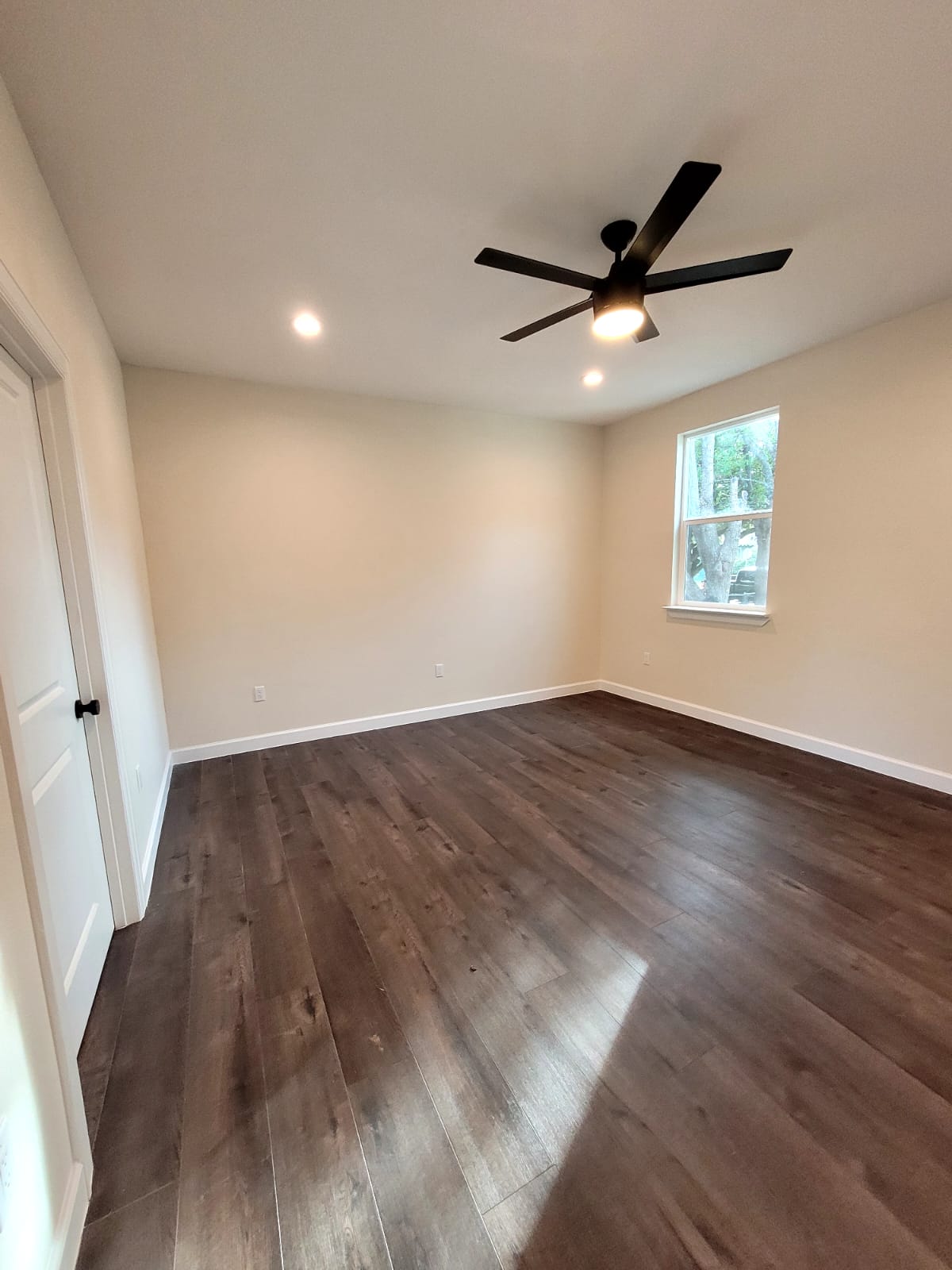 750 South Main Street Lockhart, TX 78644 - Photo 24 of 31 Unfurnished room featuring dark wood-style floors, ceiling fan, and recessed lighting