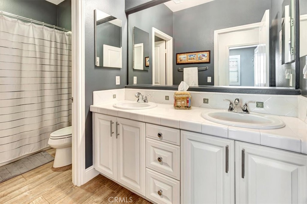 15 Julia Street Ladera Ranch, CA 92694 - Photo 31 of 51 Upstairs bathroom.