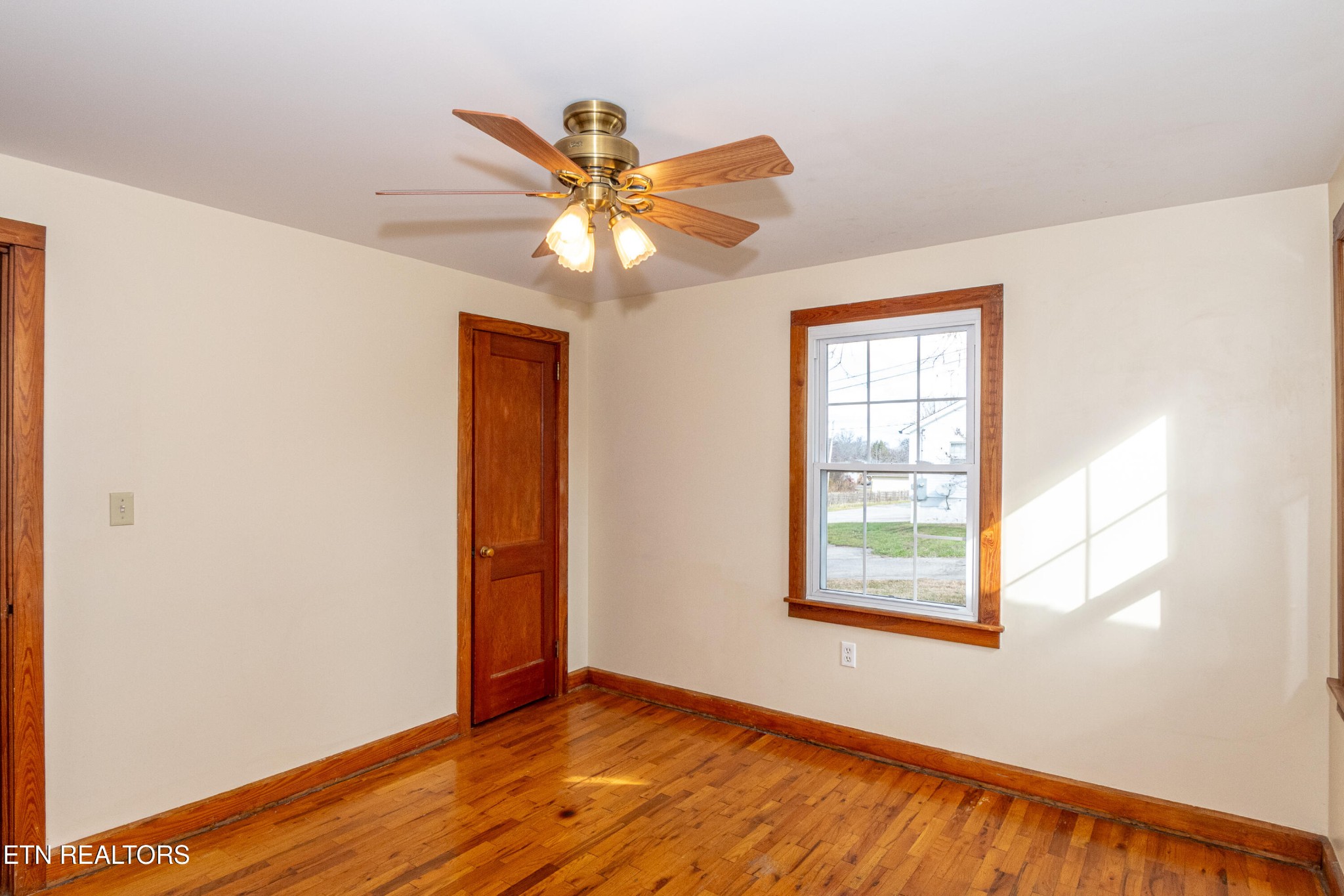 471 East Lincoln Road Alcoa, TN 37701 - Photo 20 of 47 a view of an empty room with wooden floor and a window