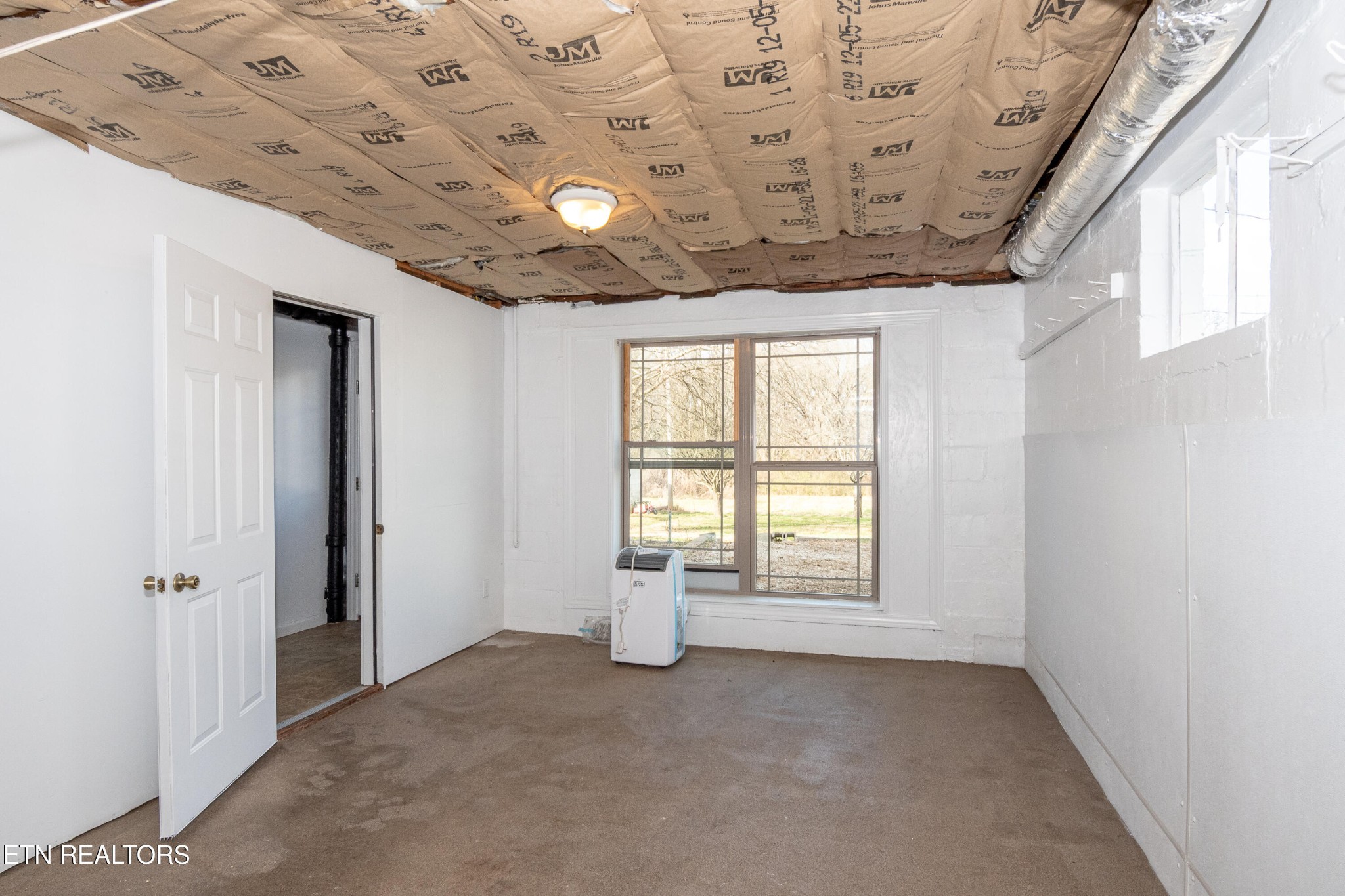 471 East Lincoln Road Alcoa, TN 37701 - Photo 27 of 47 an empty room with windows