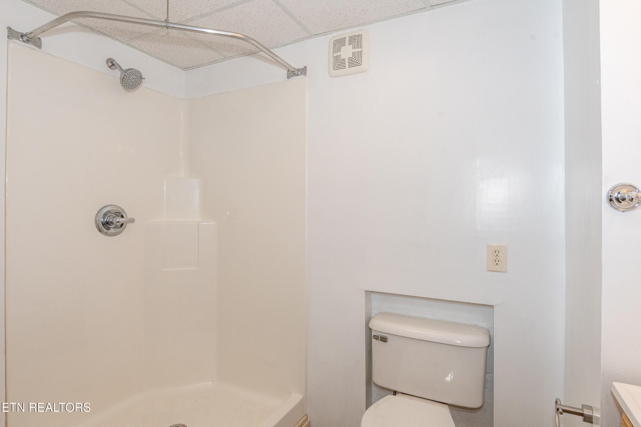 471 East Lincoln Road Alcoa, TN 37701 - Photo 33 of 47 a bathroom with a shower and toilet