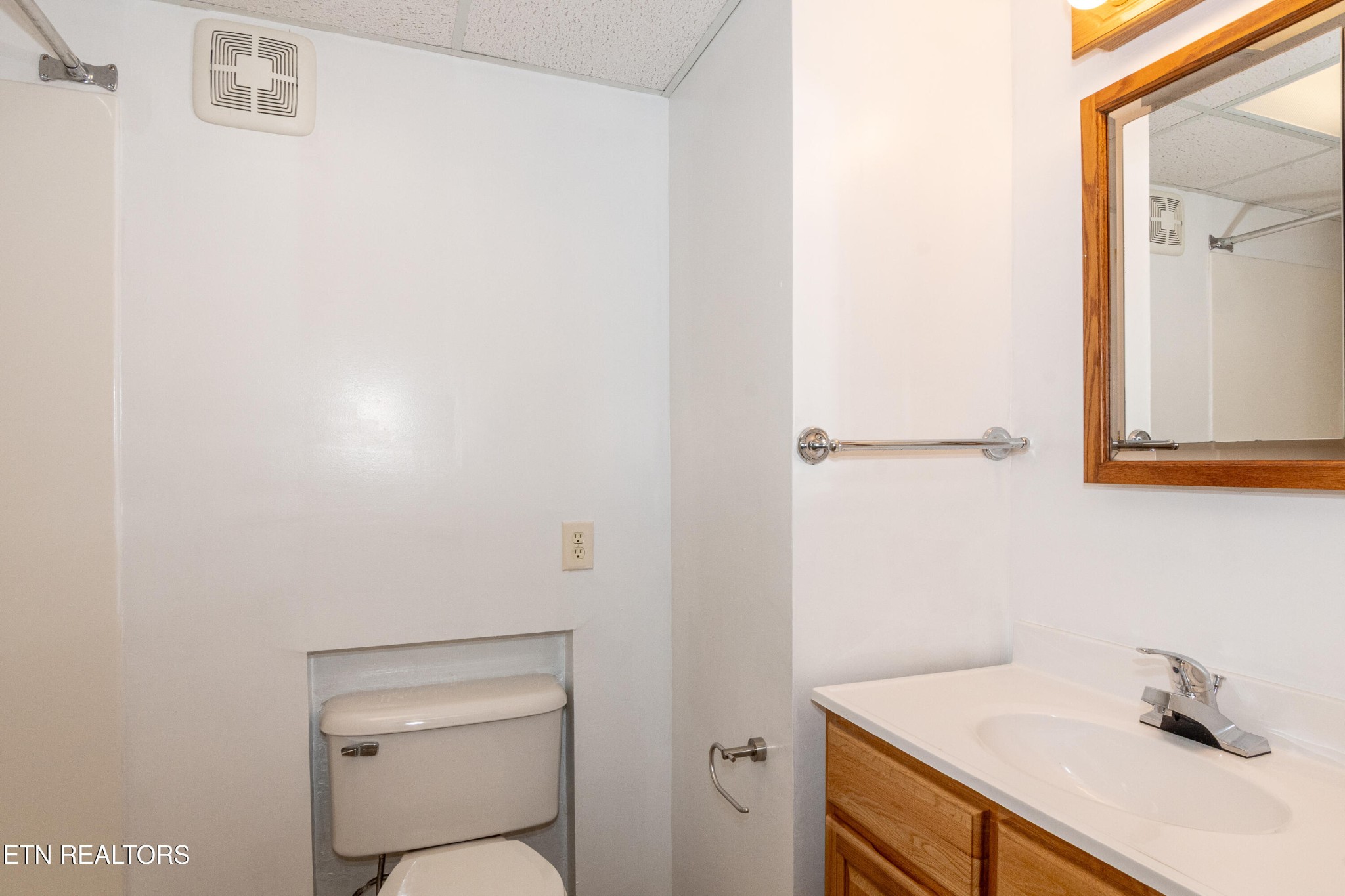 471 East Lincoln Road Alcoa, TN 37701 - Photo 34 of 47 a bathroom with a sink vanity and toilet