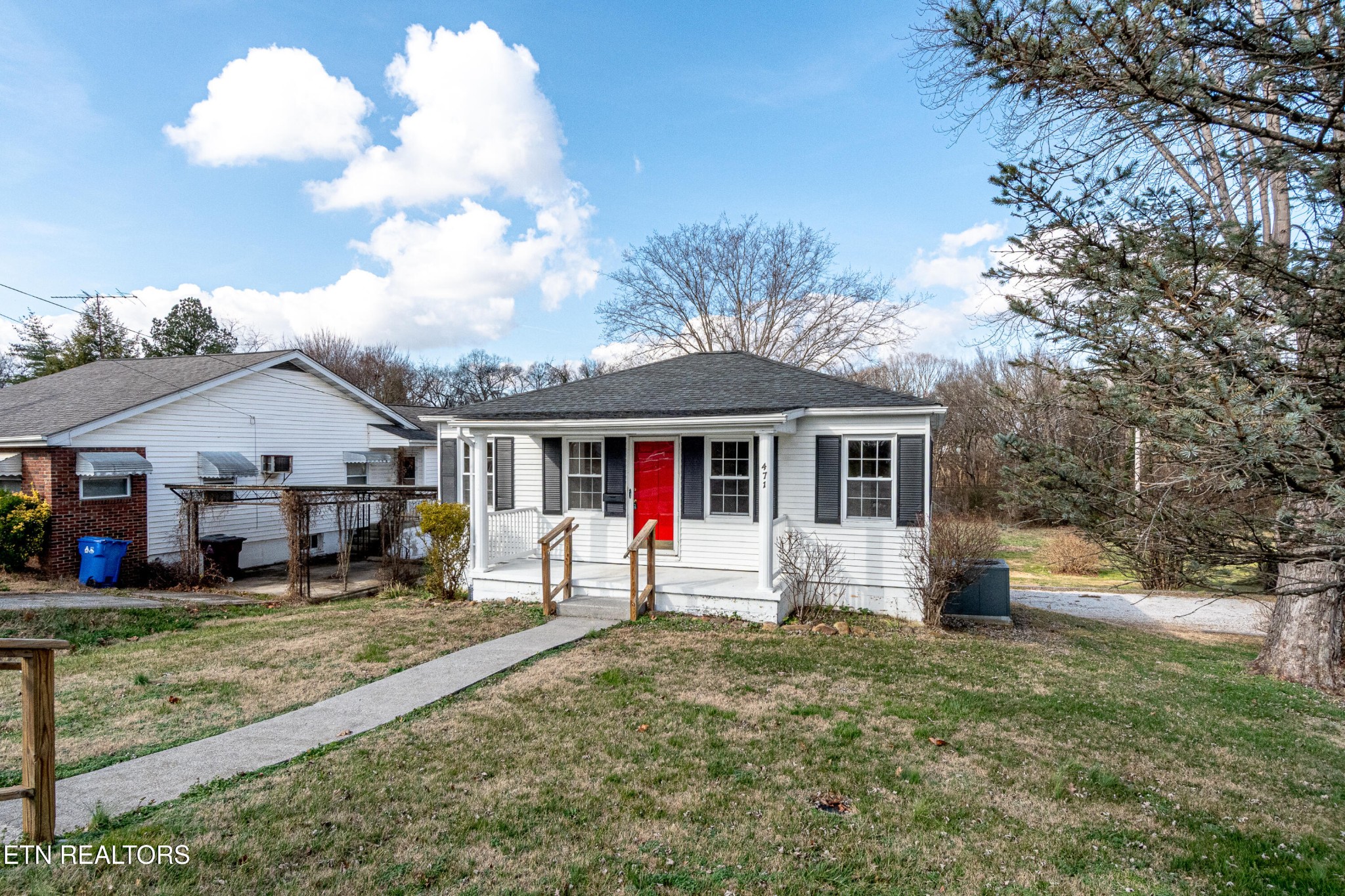 471 East Lincoln Road Alcoa, TN 37701 - Photo 43 of 47 a front view of a house with garden
