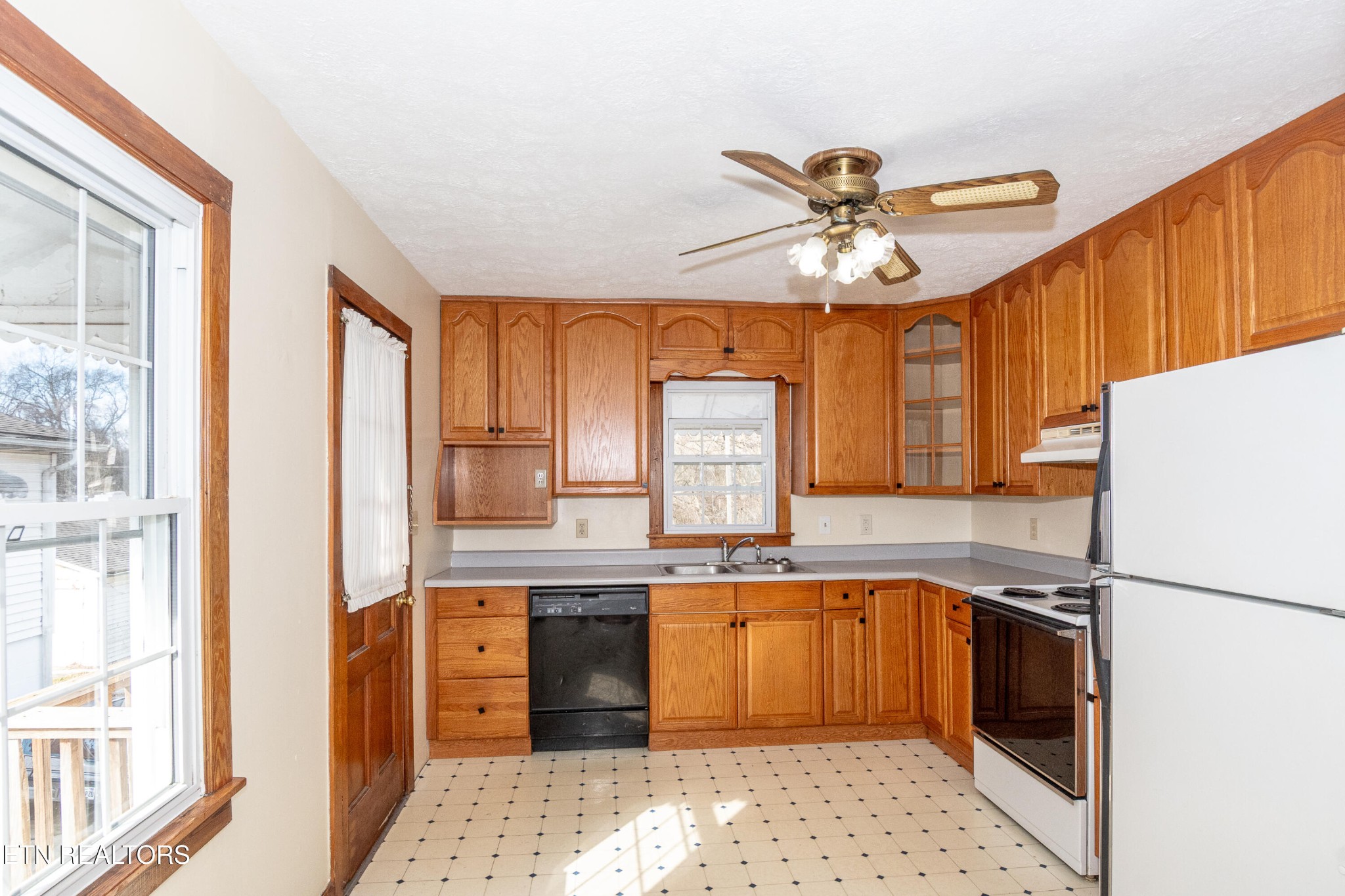471 East Lincoln Road Alcoa, TN 37701 - Photo 10 of 47 a kitchen with stainless steel appliances granite countertop a refrigerator a sink dishwasher a stove and white countertops with wooden floor