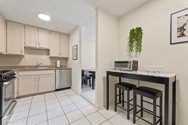 $185,000 | 1049 West Ogden Avenue, Unit 204, Naperville, IL 60563