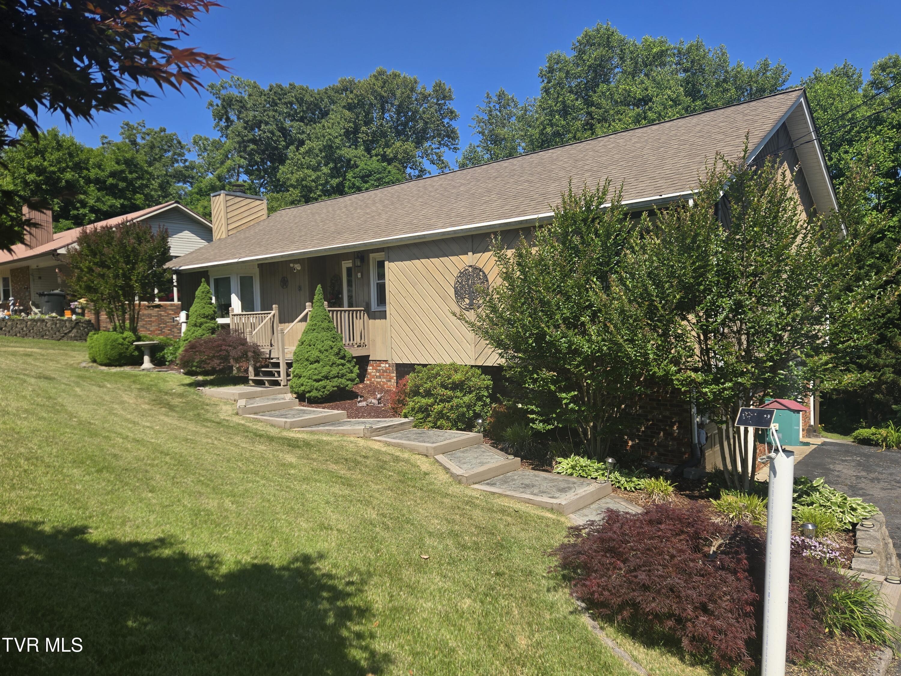 3265 Winesap Road Kingsport, TN 37663 - Photo 4 of 27 20260517_110635