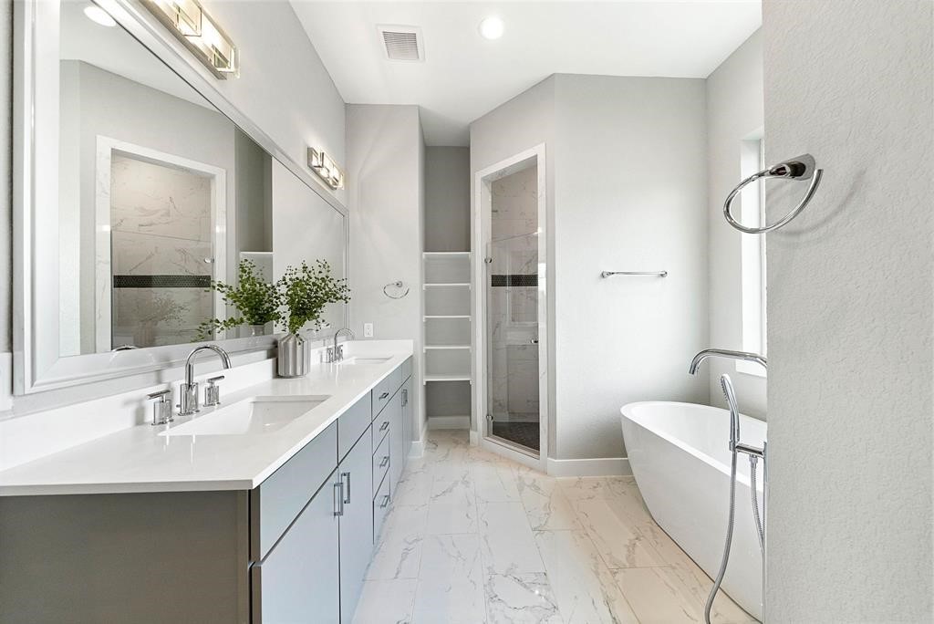 8411 Hempstead Road, Unit F Houston, TX 77008 - Photo 18 of 26 Primary bathroom with deep tub seperate from private stand up shower