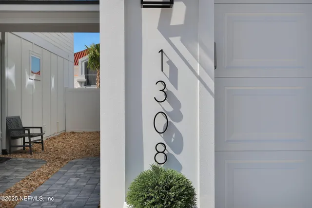 a view of entryway with a potted plant
