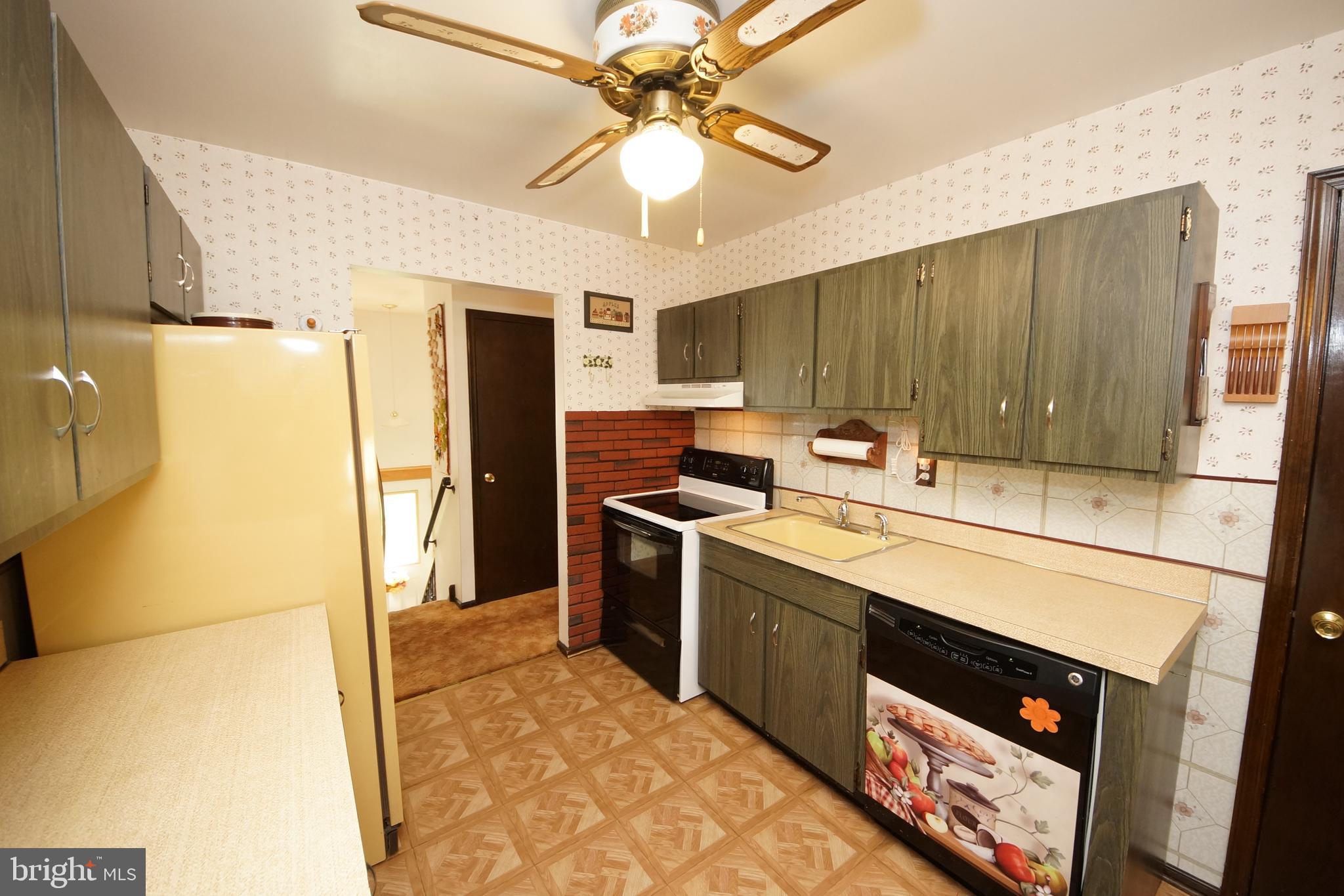 143 Petticoat Bridge Road Columbus, NJ 08022 - Photo 14 of 47 Dining room into kitchen
