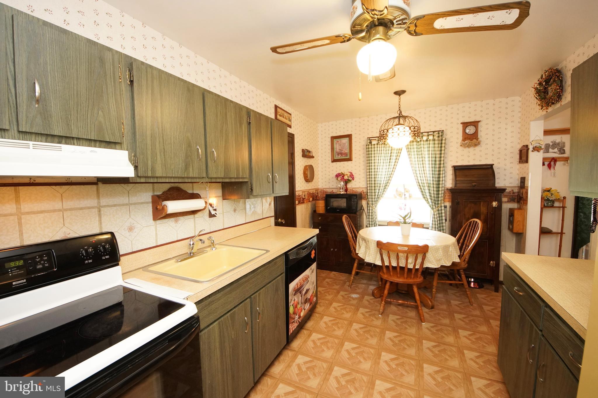 143 Petticoat Bridge Road Columbus, NJ 08022 - Photo 16 of 47 Hallway to kitchen