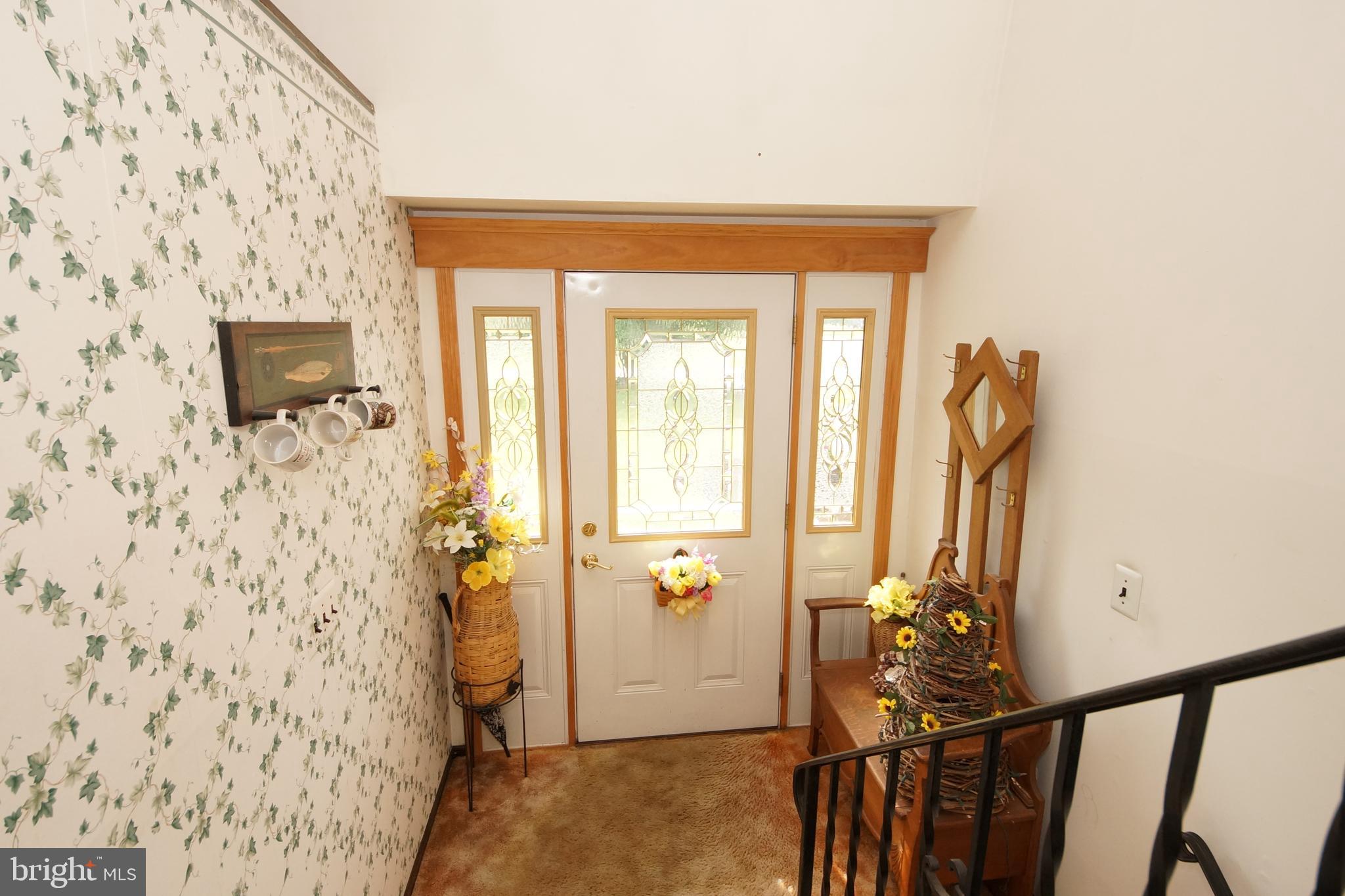 143 Petticoat Bridge Road Columbus, NJ 08022 - Photo 5 of 47 Entrance foyer