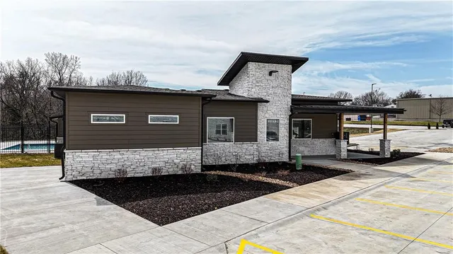 $1,385 | 500 Southeast Salem Street, Oak Grove, MO 64075