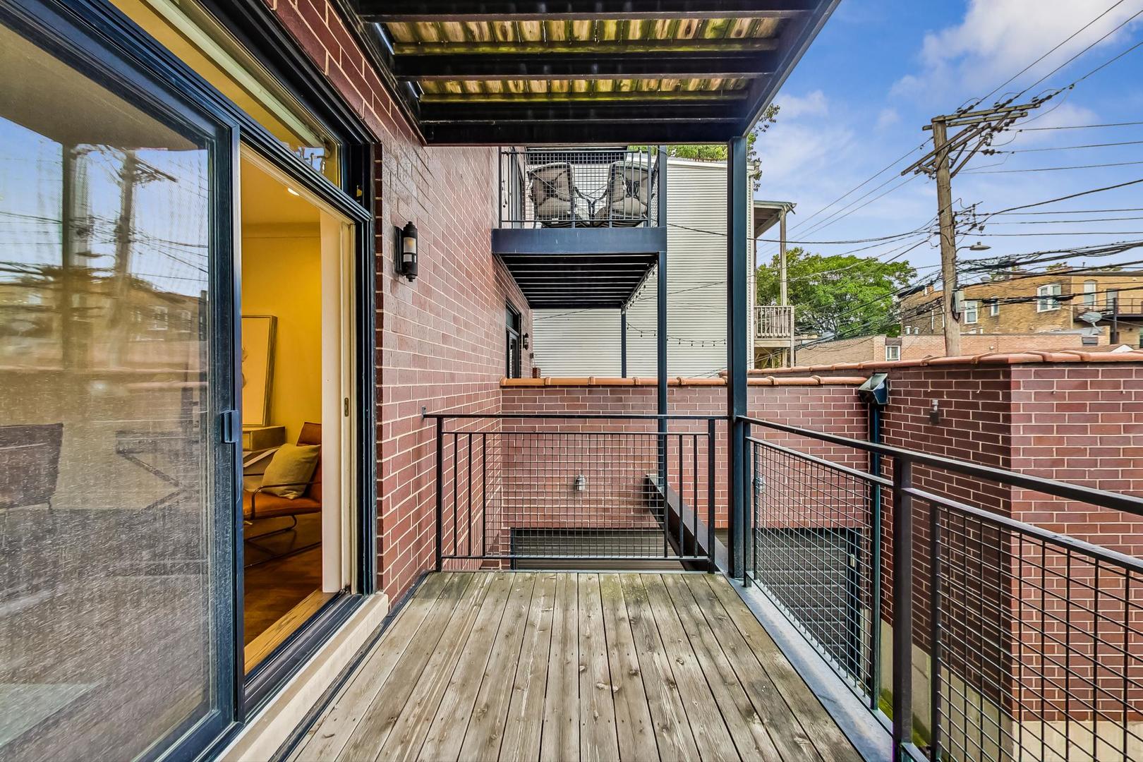 2848 North Sheffield Avenue, Unit 1N Chicago, IL 60657 - Photo 22 of 40 a view of a balcony with a potted plant