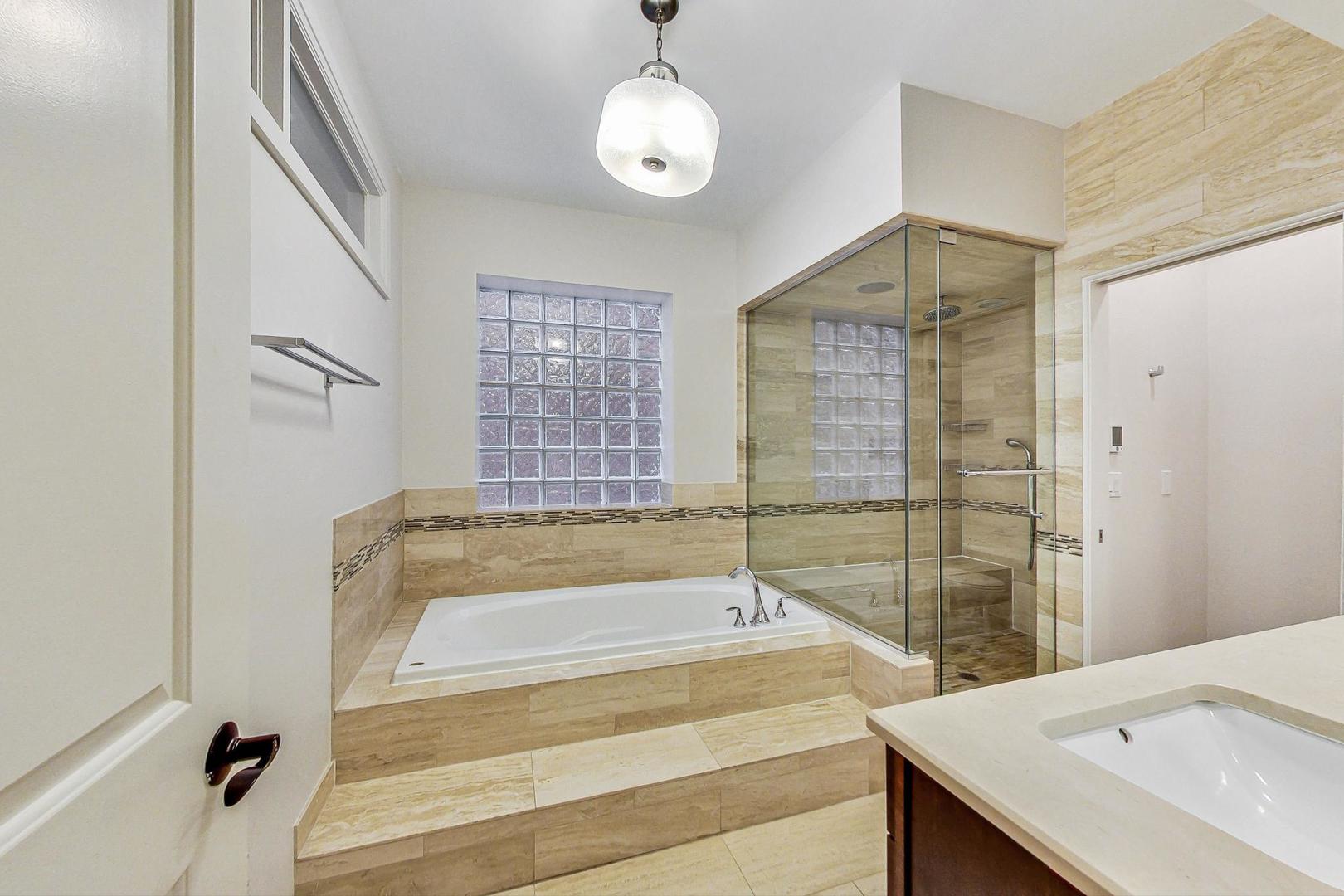 2848 North Sheffield Avenue, Unit 1N Chicago, IL 60657 - Photo 25 of 40 a bathroom with a bathtub and a shower