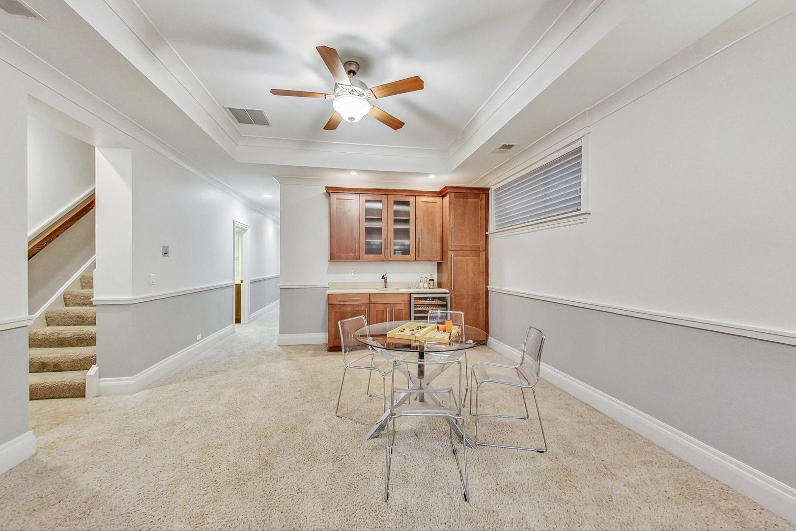 2848 North Sheffield Avenue, Unit 1N Chicago, IL 60657 - Photo 32 of 40 a living room with furniture and white walls