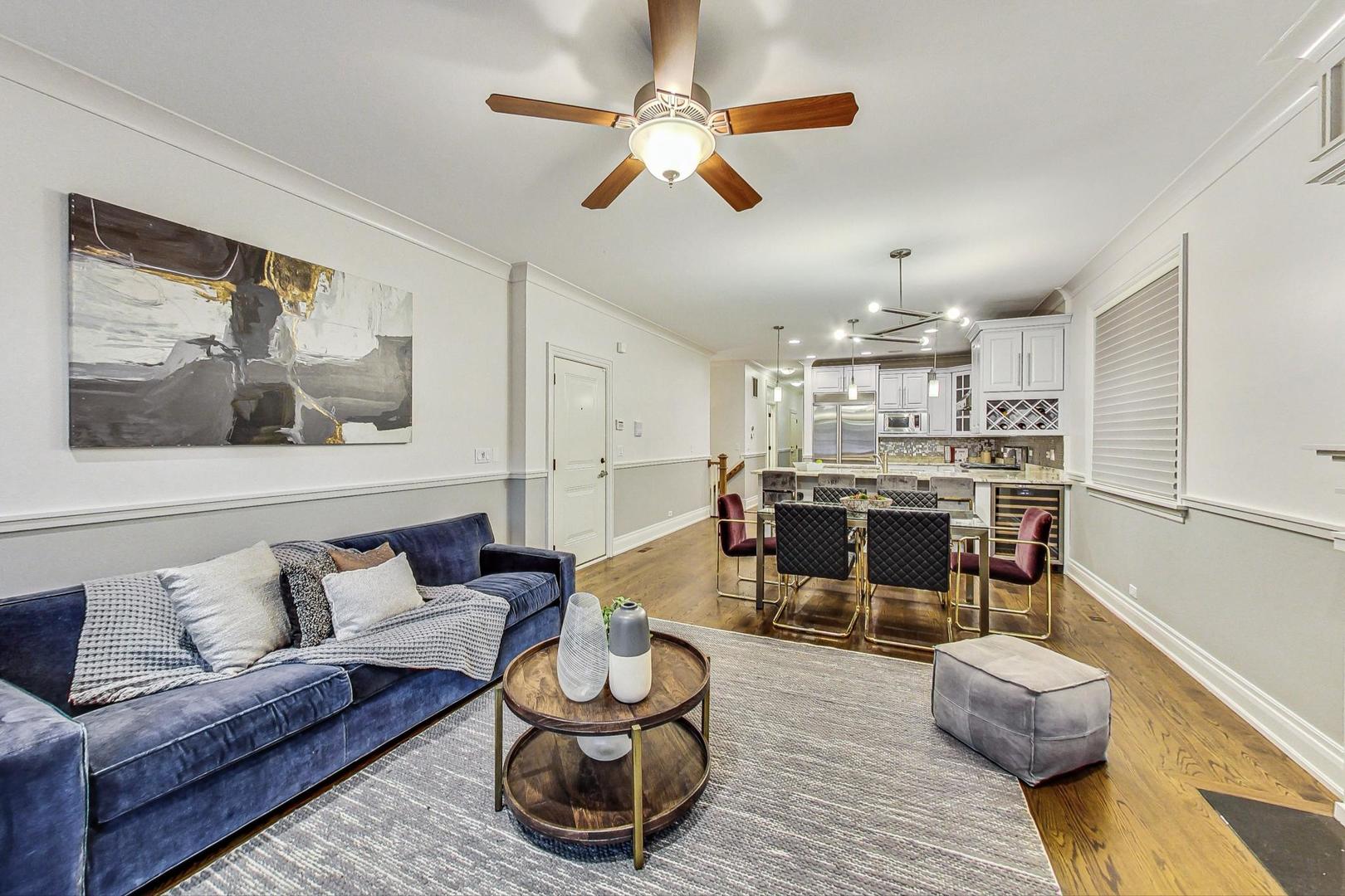 2848 North Sheffield Avenue, Unit 1N Chicago, IL 60657 - Photo 6 of 40 a living room with furniture and a chandelier