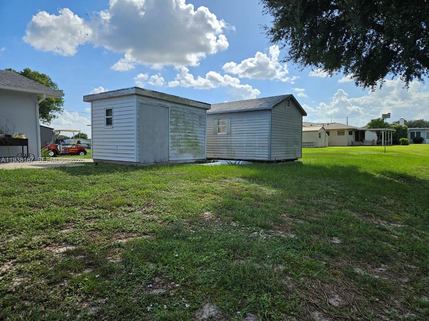 126 Citrus Road Northeast Lake Placid, FL 33852 - Photo 3 of 25 a view of a backyard of the house