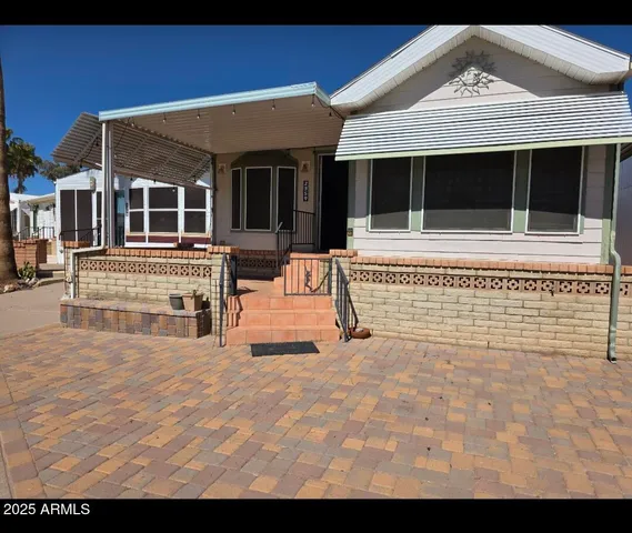 a view of entryway front of house