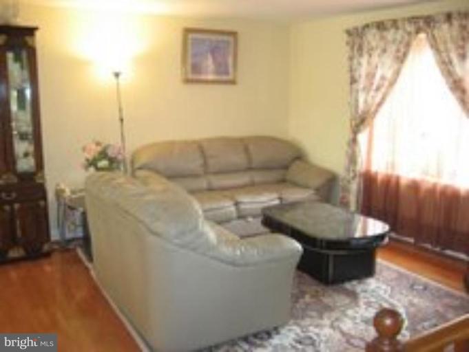 1313 Beech Road Sterling, VA 20164 - Photo 2 of 21 Living Room