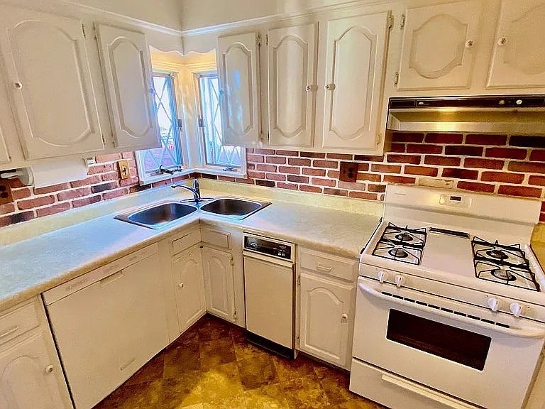 315 Aqueduct Road Cranston, RI 02910 - Photo 18 of 48