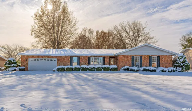 $269,000 | 26 Illini Drive, Lincoln, IL 62656