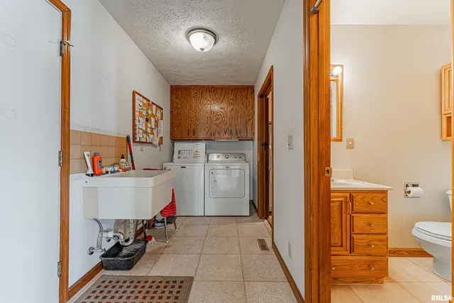 $269,000 | 26 Illini Drive, Lincoln, IL 62656