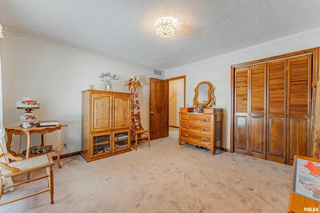 $269,000 | 26 Illini Drive, Lincoln, IL 62656