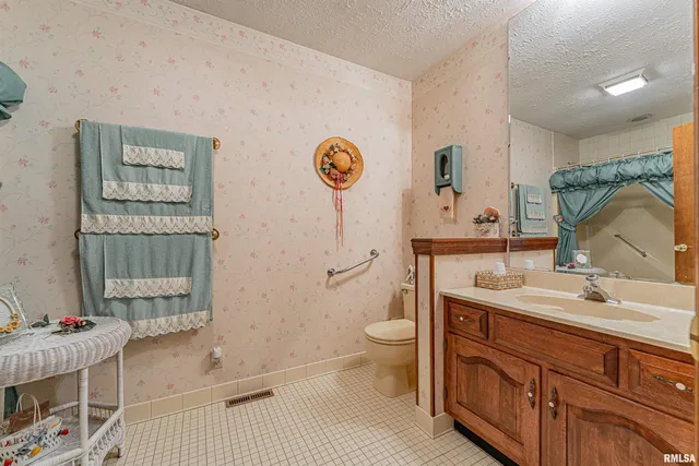 $269,000 | 26 Illini Drive, Lincoln, IL 62656